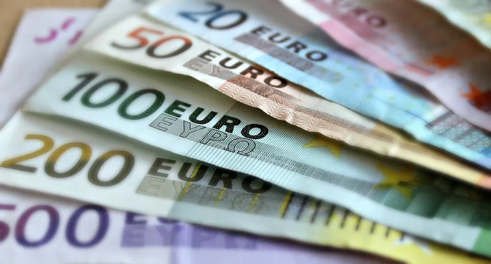 Еврото се задържа на 2.5-годишен връх в началото на седмицата