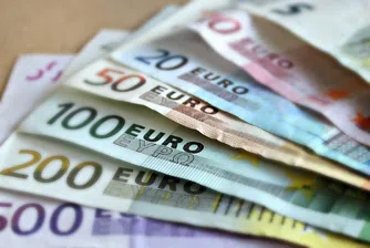 Еврото се задържа на 2.5-годишен връх в началото на седмицата