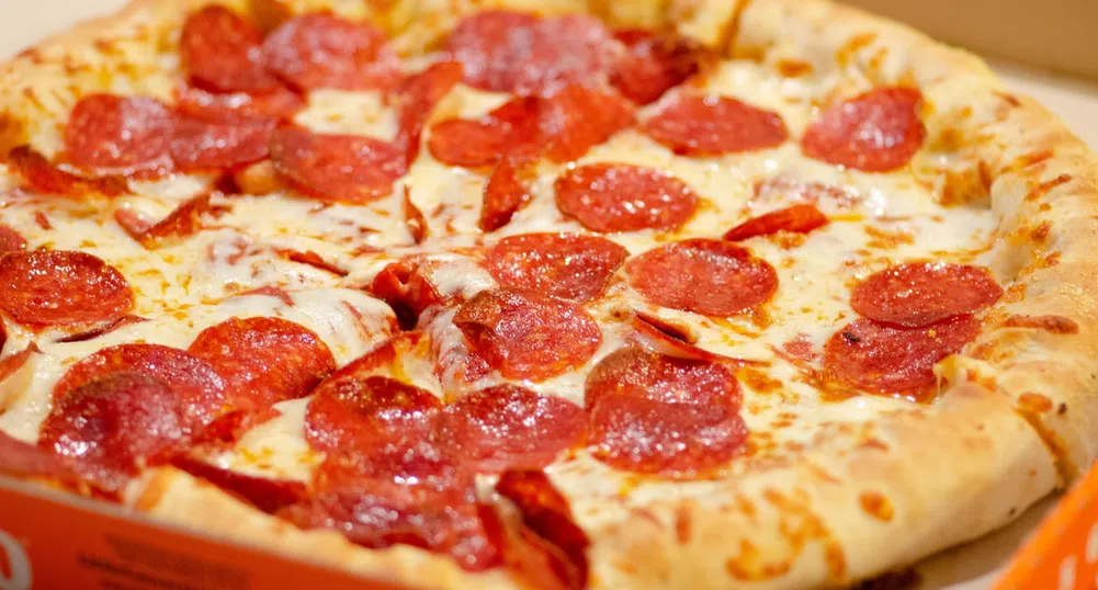 Мъж заплаши служители в пицария с автомат Калашников, забавили поръчката му