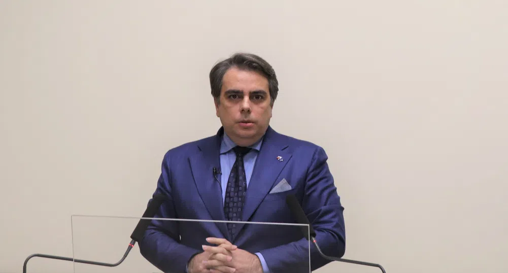 Асен Василев за ситуацията с „Лукойл“: Няма опасност да останем без горива