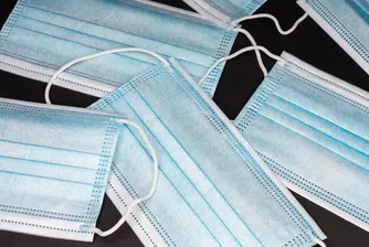 Англичаните свалят маските на открито