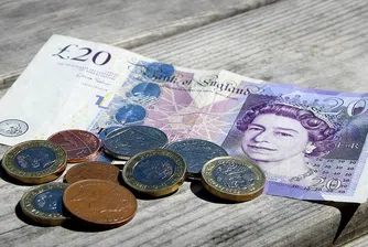 Lloyds отпуска еднократна помощ от 1000 паунда на служителите си