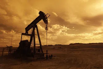 Петролът с най-силен седмичен спад от юли насам