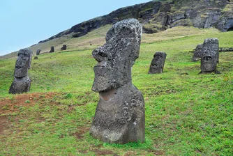 Арестуваха мъж, унищожил една от статуите на Великденския остров