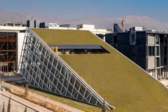 Невероятна нова офис сграда, която сякаш потъва в земята (видео)