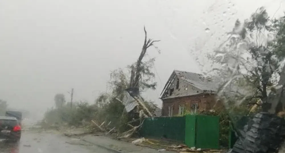 Смерч унищожи къщи и автомобили в Украйна (СНИМКИ+ВИДЕО)