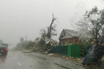 Смерч унищожи къщи и автомобили в Украйна (СНИМКИ+ВИДЕО)