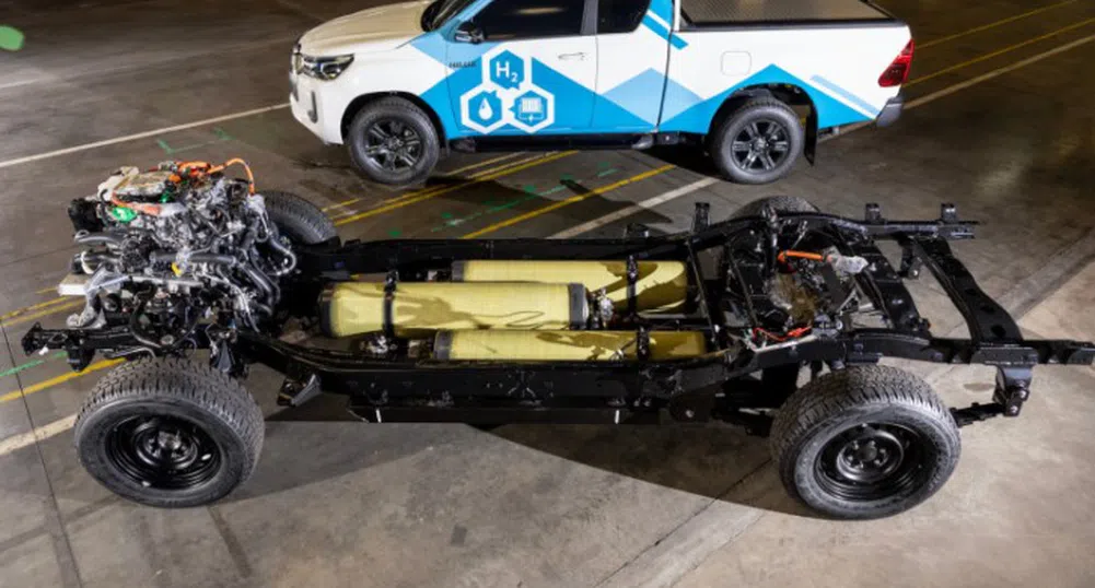 Toyota представи водороден прототип на електрическия си пикап Hilux