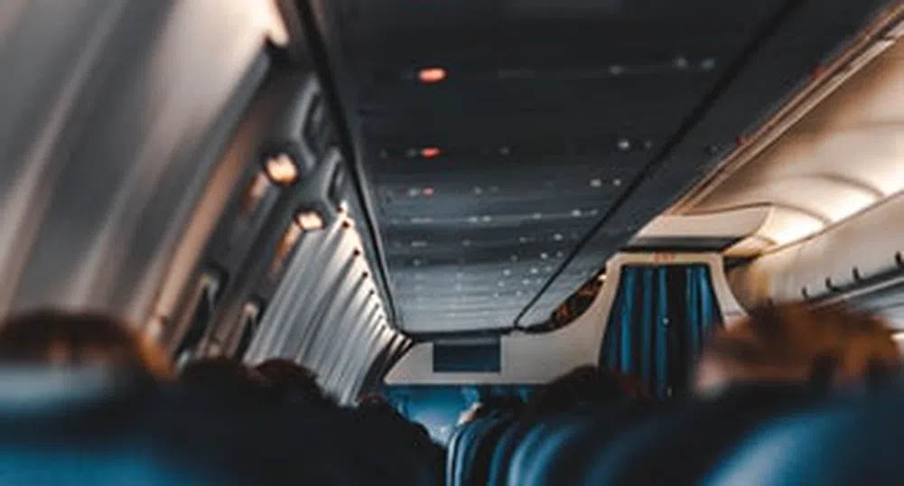 Какво крият джобовете на седалките в самолета?