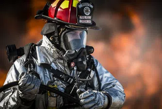 100 пожарникари се изправиха срещу огъня в жилищен блок в Лондон