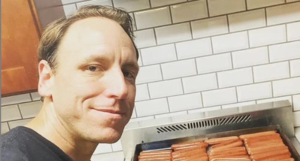 Как се ядат 75 хотдога за 10 минути?