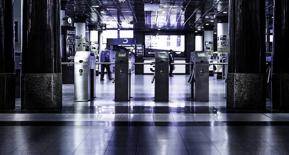 Двама под карантина арестувани на летище София, искали да летят