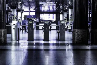 Двама под карантина арестувани на летище София, искали да летят