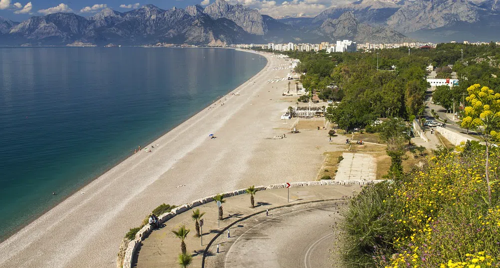 Странно време: Сняг и торнадо в Анталия (видео и снимки)