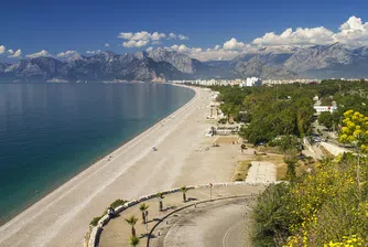 Странно време: Сняг и торнадо в Анталия (видео и снимки)