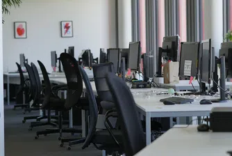 Технологичните компании искат да се върнат в офисите. Служителите им - не