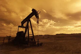 Петролът е на път към второ поредно седмично повишение