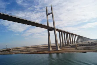 Най-големият контейнеровоз в света премина през Суецкия канал