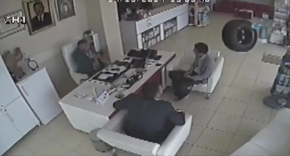 Гума падна от автомобил и влетя в аптека (видео)