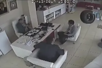 Гума падна от автомобил и влетя в аптека (видео)