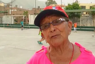 Тя е на 92 г. и е най-възрастният треньор по футбол