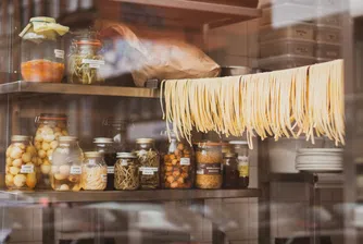 С нов данък за банките Италия ще облекчи  търговците при картовите плащания