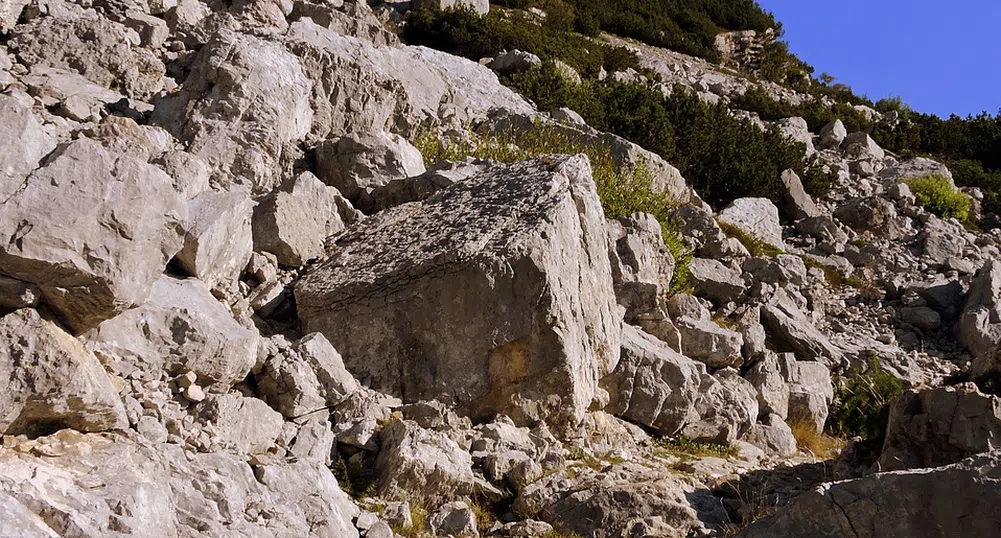 Алпинисти обрушват скалите, блокирали пътя за София-Самоков