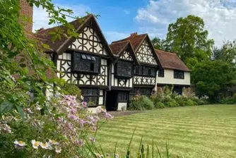 Десетвековен селски дом излиза на пазара със зашеметяваща история и цена