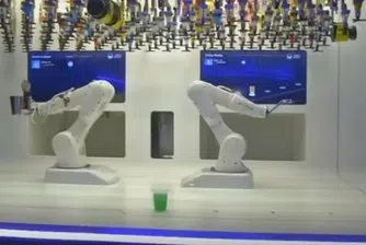 Чешки клуб разчита на роботозиран барман, който забърква коктейли