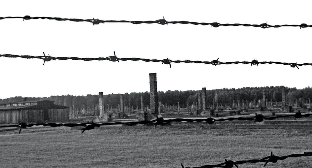 Арестуваха и глобиха туристка за нацистки поздрав в бивш лагер на смъртта