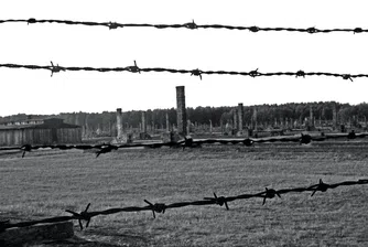 Арестуваха и глобиха туристка за нацистки поздрав в бивш лагер на смъртта