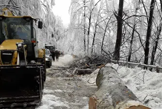 Петрохан остава затворен, продължава разчистването на падналите дървета