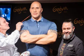 Скалата удари на камък с восъчната си фигура в Париж