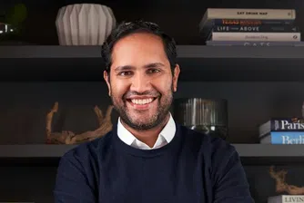 Шефът, уволнил 900 души по Zoom, се завръща на работа