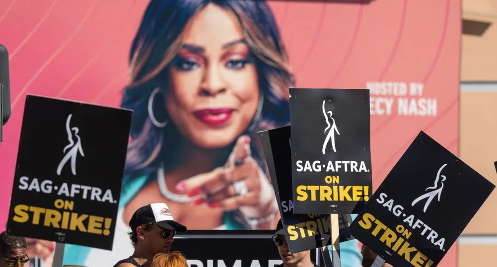 Защо Холивуд стачкува? Не всеки прибира хонорарите на Скалата и Том Круз