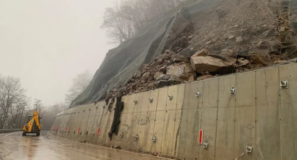 До края на март възстановяват движението по пътя за Рилския манастир