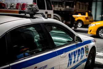 Писателят Салман Рушди е бил намушкан с нож