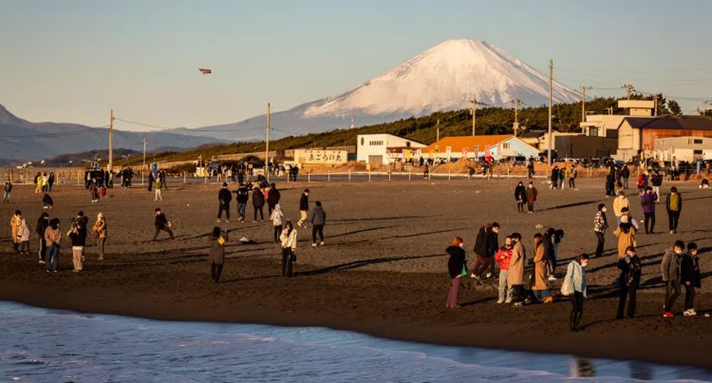 „Фуджи крещи от болка“: Туристите унищожават най-високия връх в Япония