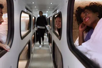 Този луксозен автобус е хотел на колела