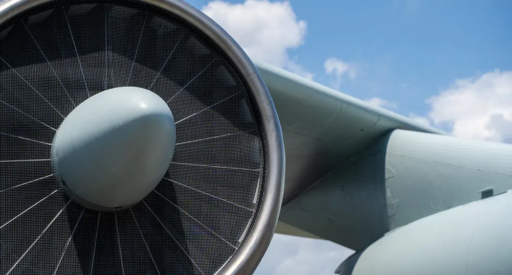 Руски товарен самолет, блокиран на канадско летище, натрупа огромни такси