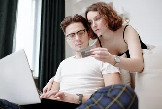 Спестяванията се топят, теглим повече потребителски кредити