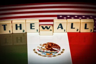 В Тексас прескачат стената на Тръмп за $15 млрд. долара със стълби за по $5