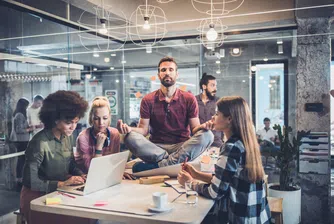 „Трупаха ни като Pokemon карти“: Хората, които бяха наети да не правят нищо