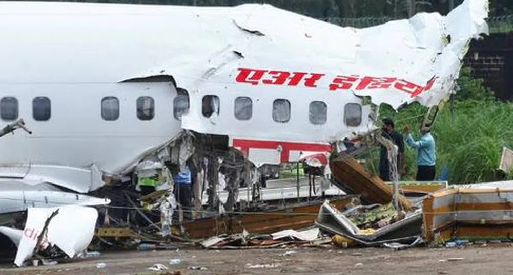 Откриха черните кутии на разбилия се в Индия самолет