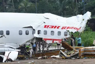 Откриха черните кутии на разбилия се в Индия самолет