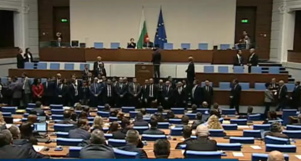 Заседанието на парламента се провали заради протест в пленарната зала