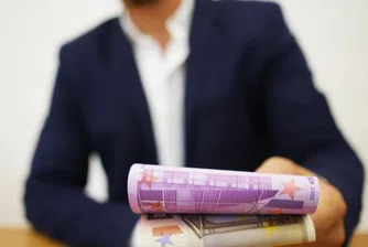 Мъжете в технологичния сектор поулучават с 3% по-високи заплати от жените