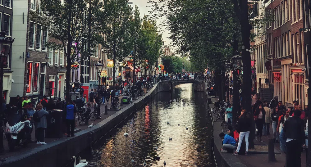 На Амстердам му писна от купонясващи туристи и има ново послание към тях