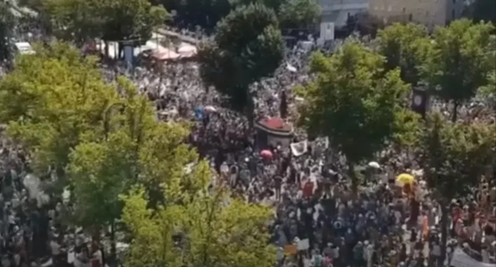 Хиляди демонстрират в Берлин срещу ограниченията заради коронавируса