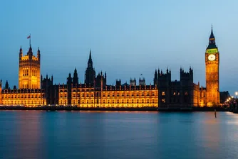 Баровете в Англия трябва да затварят в 22 часа, но не и тези в парламента